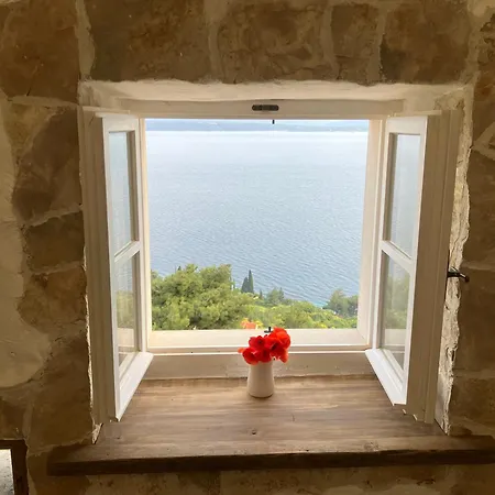 Traditional Island Murvica House Bol