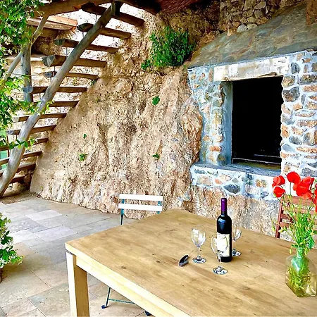 Traditional Island Murvica House Bol